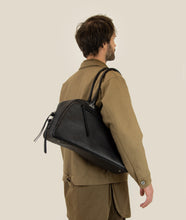 Load image into Gallery viewer, Watoji I Day Runner 43 I black I from aside I Man carries the bag over his shoulder