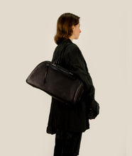 Load image into Gallery viewer, Watoji I Day Runner 43 I black I from aside I Woman carries the bag over her shoulder