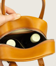 Load image into Gallery viewer, GUT OGGAU x SAGAN Vienna bag white I white I inside view I showing two bottles of Gut Oggau wine I white background